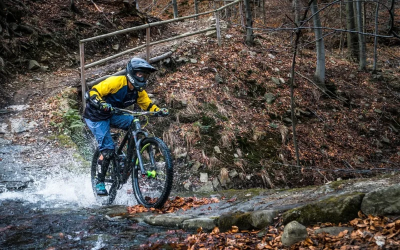 Rowerzysta enduro w terenie - rodzaje rowerów górskich