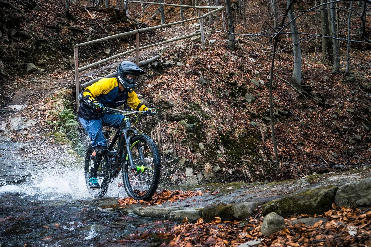 Rowerzysta enduro w terenie - rodzaje rowerów górskich