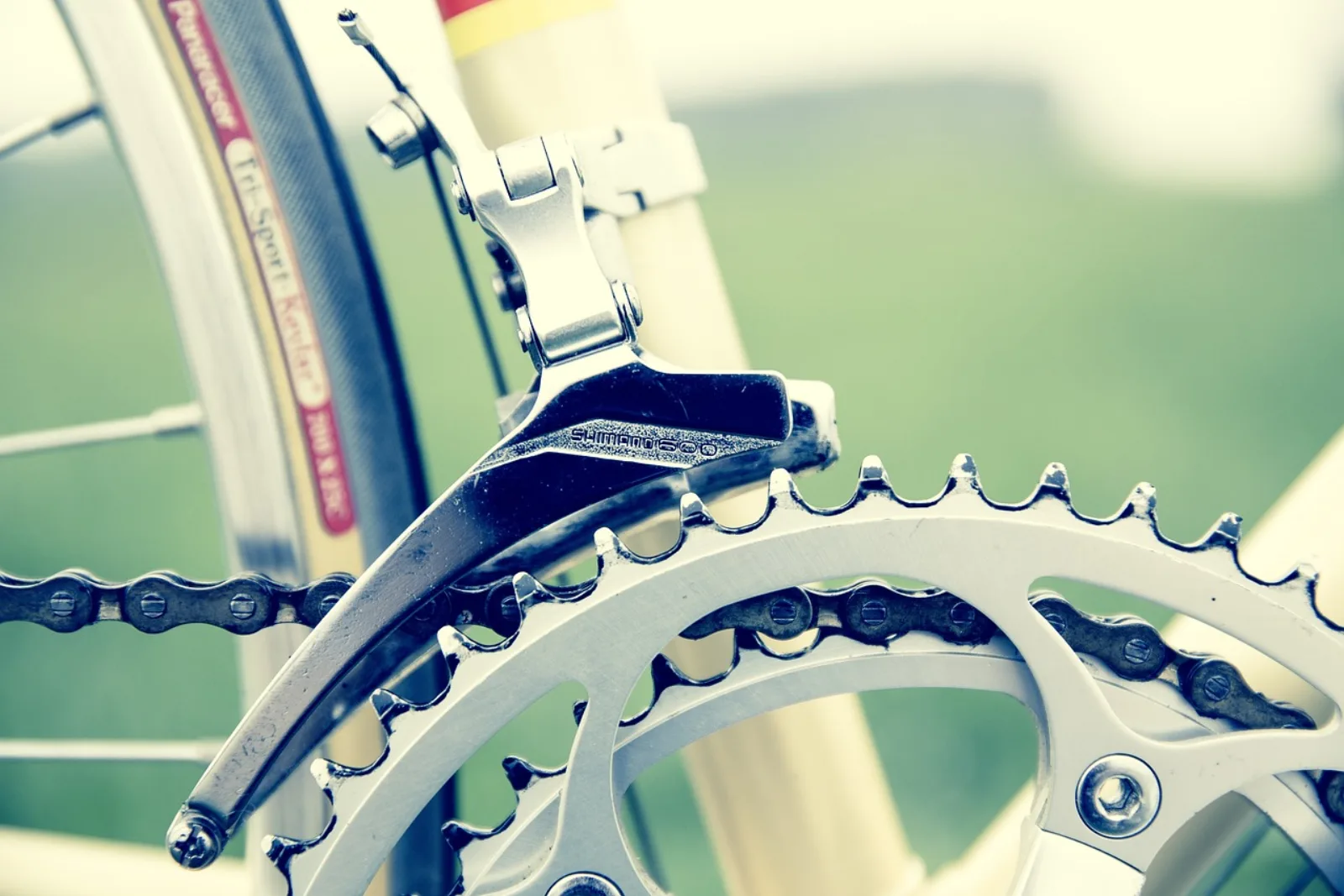 Napęd roweru szosowego - mechanizm korbowy, łańcuch i przerzutka