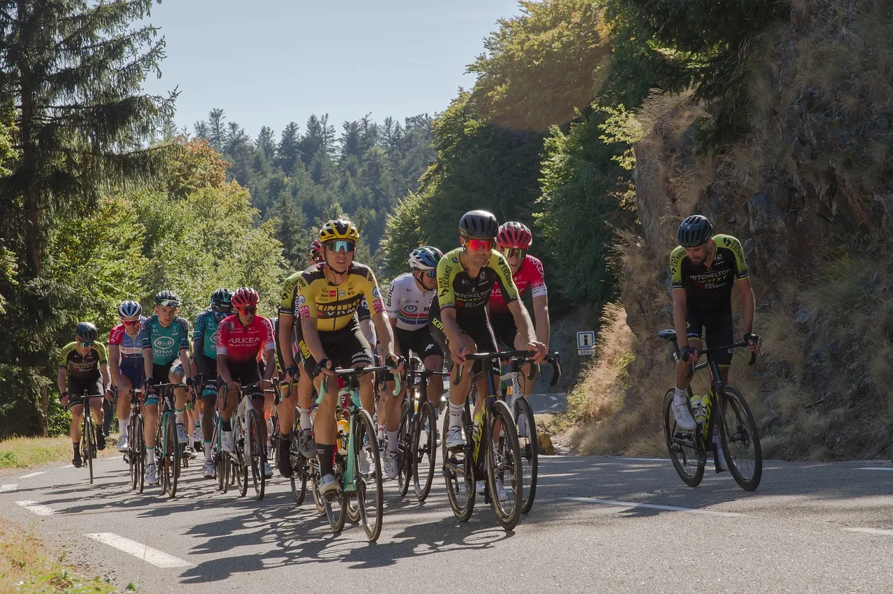 peleton kolarzy na górskiej drodze podczas wyścigu kolarskiego