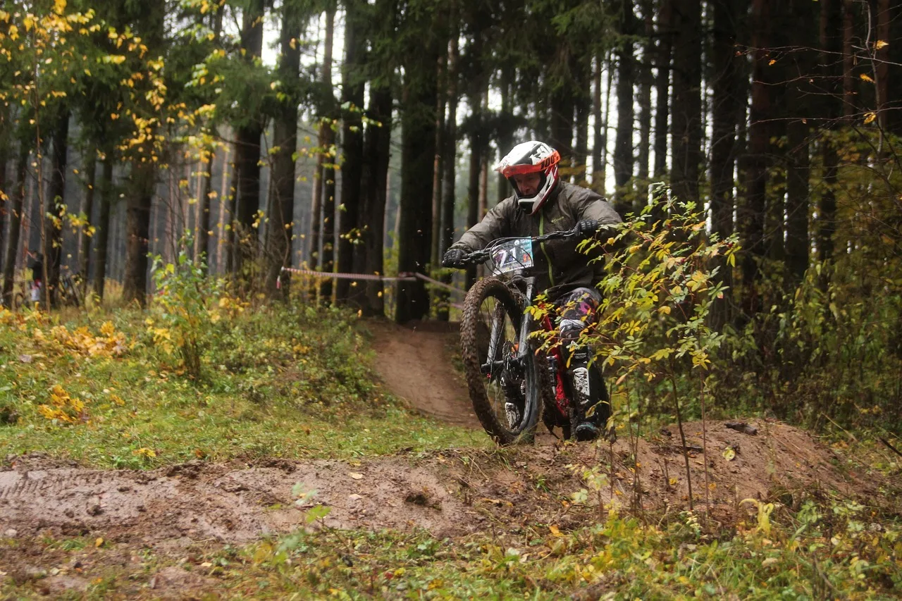 Kolarz na rowerze MTB pokonuje leśny szlak w terenie